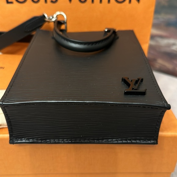 Authentic Louis Vuitton P. Sac Plat Epi Noir - Picture 4 of 17